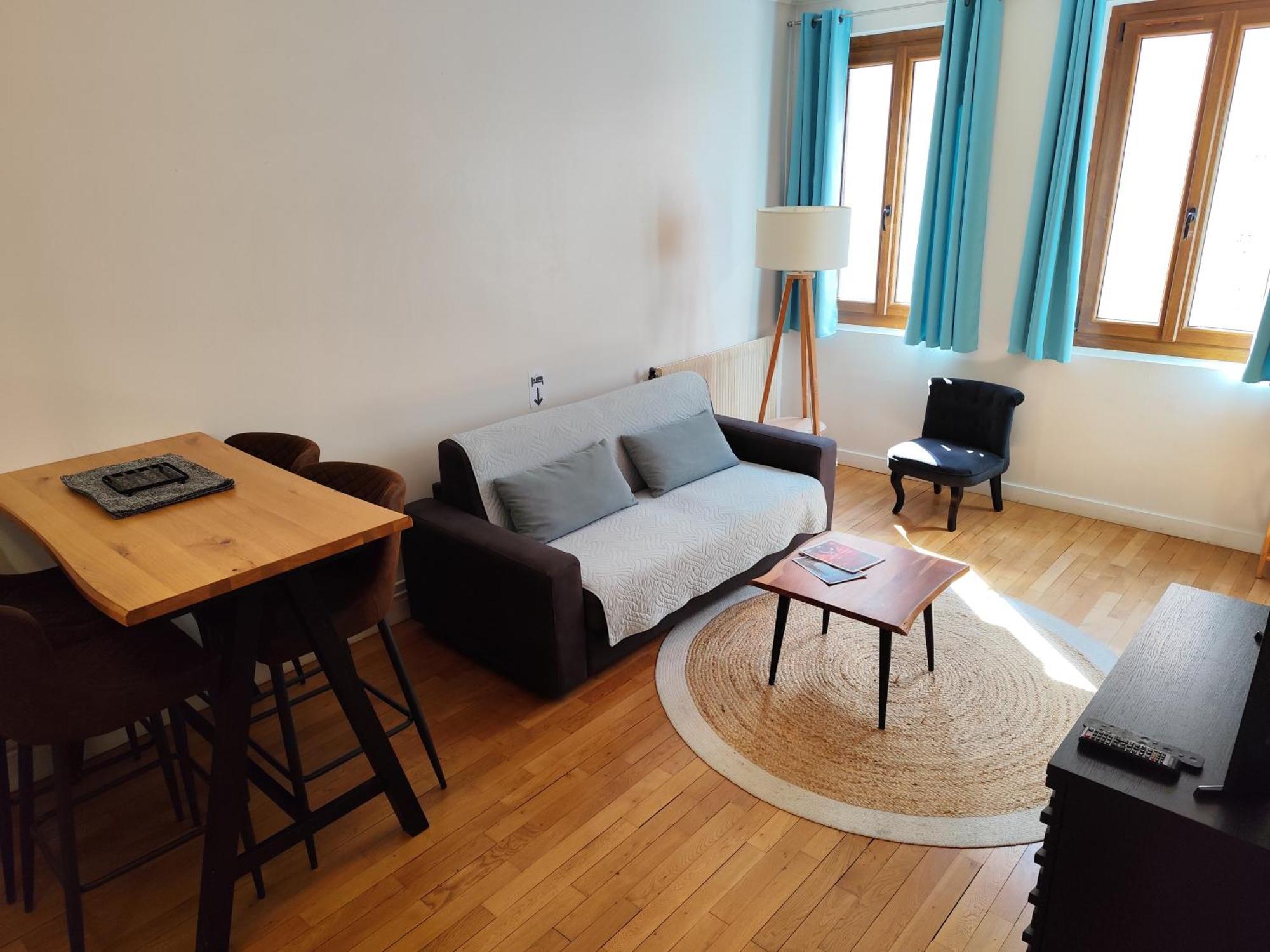 Appartement 2 Pièces Totalement Rénové Au Cœur De